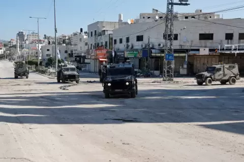 عربات عسكرية تابعة لقوات الاحتلال الإسرائيلي في طولكرم بالضفة الغربية (الفرنسية-أرشيف).webp