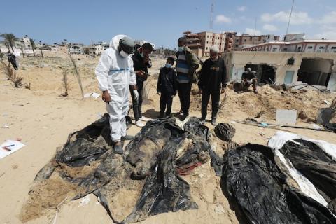 عمال الصحة الفلسطينيون ينتشلون الجثث التي دفنتها القوات الإسرائيلية في مجمع مستشفى ناصر في خان يونس جنوب قطاع غزة في 21 أبريل 2024. تصوير: عمر أشتوي