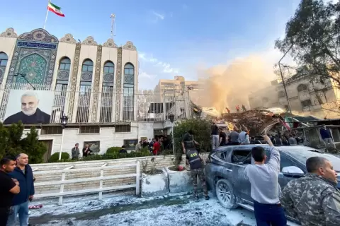 السفير الإيراني قال إن مبنى القنصلية استُهدف بصواريخ من مقاتلات إف-35 (رويترز).webp