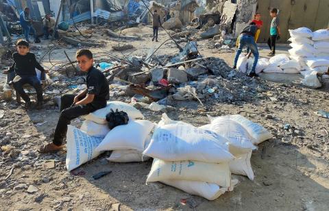 فلسطينيون يتجولون في أحد الأسواق لشراء الخضار والمواد الغذائية في مدينة غزة، 16 أبريل 2024. تصوير: خالد داود