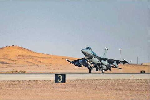 F16  أميركية في مطار غير محدد بمنطقة عمليات القيادة الوسطى (صفحة سنتكوم)