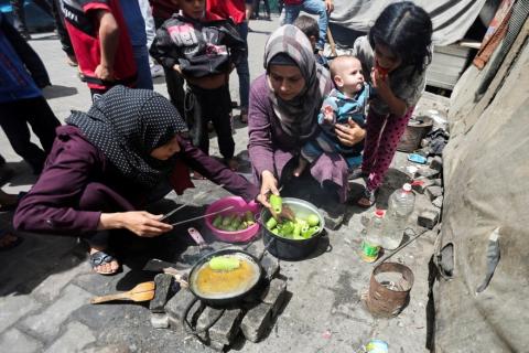 فلسطينيون يفرون من منازلهم مع اشتداد القصف الإسرائيلي على شمال غزة