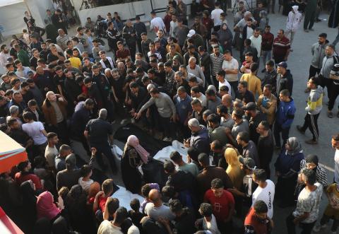 فلسطينيون يبكون على جثامين ضحايا القصف الإسرائيلي في المغازي وسط قطاع غزة، 16 أبريل 2024. تصوير :علي حمد