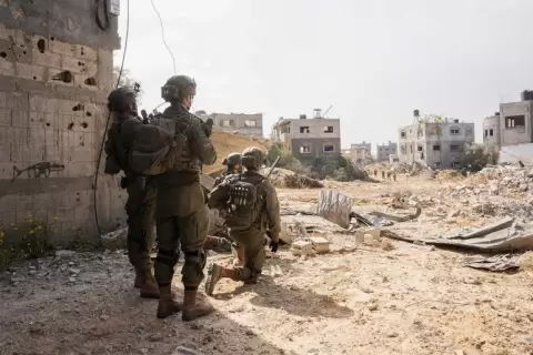 جنود إسرائيليون في أحد محاور القتال بقطاع غزة (الفرنسية).webp