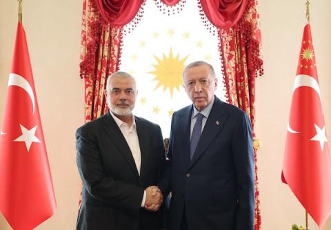 الرئيس التركي رجب طيب أردوغان يلتقي رئيس المكتب السياسي لحركة حماس إسماعيل هنية في ديوان رئاسة الجمهورية بقصر دولمة بهجة في إسطنبول بتركيا، 20 أبريل 2024. تصوير الرئاسة التركية