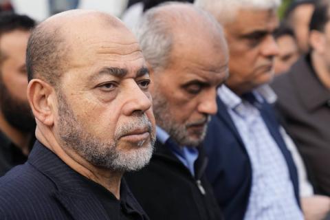 موسى أبو مرزوق أحد قادة «حماس» خلال مشاركته في تشييع جثمان القيادي في الحركة صالح العاروري عقب اغتياله قرب بيروت في 2 يناير الحالي (أ.ب).jpeg