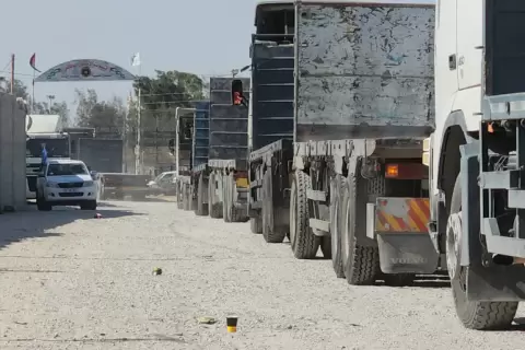 مسؤول بغزة إقال إن عناصر المخابرات دخلوا مع شاحنات الهلال الأحمر المصري (الجزيرة).webp