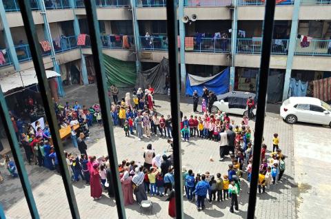 أطفال فلسطينيون يقضون وقتًا في اللعب على الأراجيح داخل مركز إيواء للنازحين أقيم في مدرسة بمدينة غزة، في 11 أبريل 2024 . تصوير :عمر اشتياوي