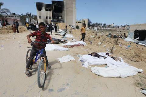 عمال الصحة الفلسطينيون ينتشلون الجثث التي دفنتها القوات الإسرائيلية في مجمع مستشفى ناصر في خان يونس جنوب قطاع غزة في 21 أبريل 2024. تصوير: عمر أشتوي