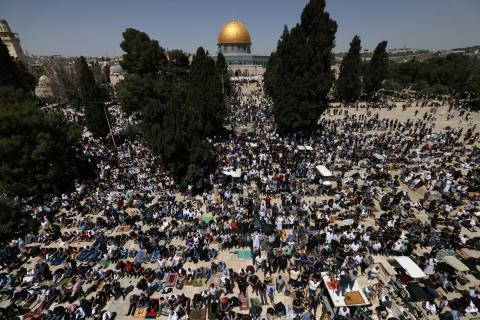 صلاة الجمعة الاخيرة من شهر رمضان المبارك في المسجد الأقصى (عدسة AFP)