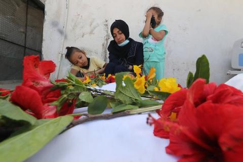 عمال الصحة الفلسطينيون ينتشلون الجثث التي دفنتها القوات الإسرائيلية في مجمع مستشفى ناصر في خان يونس جنوب قطاع غزة في 21 أبريل 2024. تصوير :عمر أشتاوي