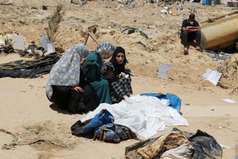 شهداء بينهم أم وطفلها إثر قصف منازل في غزة