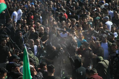 مشيعون يحملون جثث فلسطينيين قتلوا في غارة إسرائيلية في مخيم نور شمس للاجئين الفلسطينيين في طولكرم، خلال موكب جنازتهم في 21 أبريل 2024. تصوير: محمد ناصر