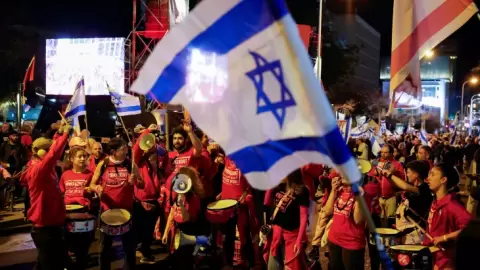 قناة عبرية: إسرائيل تطالب بـ"فيتو" على أسماء أسرى فلسطينيين