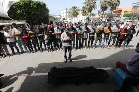 أقارب الفلسطينيين الذين قتلوا في الهجمات الإسرائيلية، يبكون أثناء استلامهم الجثث من مشرحة مستشفى الأقصى لدفنها في دير البلح، غزة في 22 أبريل 2024. تصوير: علي حمد