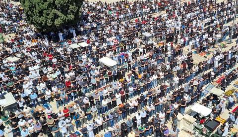 آلاف المصلين الفلسطينيين يؤدون صلاة الجمعة الأخيرة من شهر رمضان المبارك في المسجد الأقصى بالقدس رغم القيود الإسرائيلية، 5 أبريل 2024.