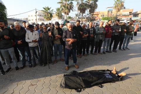 فلسطينيون يبكون على جثامين ضحايا القصف الإسرائيلي في المغازي وسط قطاع غزة، 16 أبريل 2024. تصوير: علي حمد