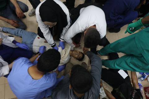 فلسطينيون يبكون على جثامين ضحايا القصف الإسرائيلي في المغازي وسط قطاع غزة، 16 أبريل 2024. تصوير: علي حمد