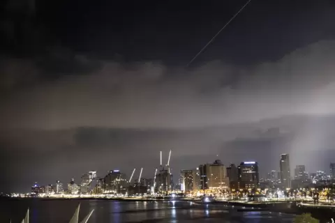 صواريخ تظهر في سماء تل أبيب بعد الاستهداف الإيراني لإسرائيل بعشرات المسيرات والصواريخ (رويترز).webp
