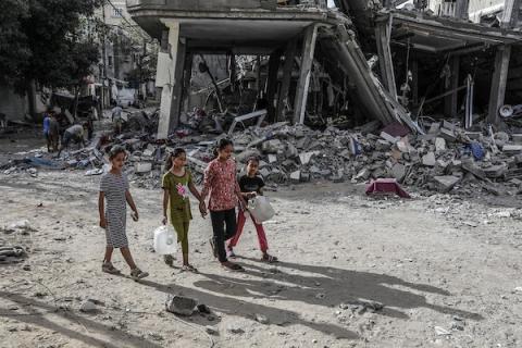 25 أبريل 2024، رفح، أطفال فلسطينيون يسيرون بجوار منزل مدمر في أعقاب غارة جوية إسرائيلية. عبد الرحيم الخطيب/ وكالة الأنباء الألمانية