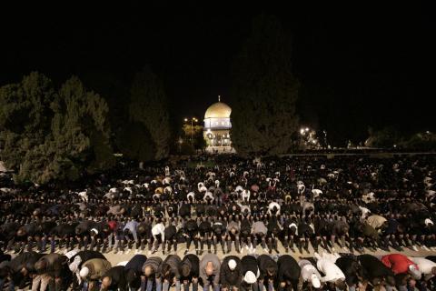 صلاتي العشاء والتراويح في المسجد الأقصى.jpg