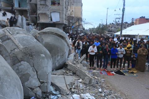 صلاة عيد الفطر في مسجد الفاروق المدمر بمدينة رفح. محمد تلاتين/ وكالة الأنباء الألمانية