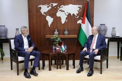 مصطفى  خلال لقائه المنسق الأممي الجديد للشؤون الإنسانية في فلسطين، نائب المنسق الخاص لعملية السلام في الشرق الأوسط مهند هادي.jpg