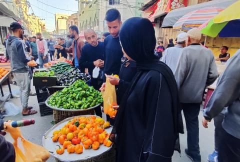فلسطينيون يتجولون في أحد الأسواق لشراء الخضار والمواد الغذائية في مدينة غزة، 16 أبريل 2024. تصوير: خالد داود