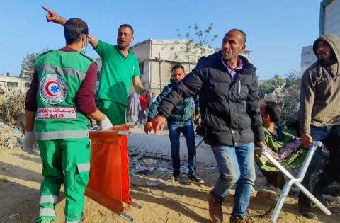 أشخاص في المنطقة التي يقع فيها مستشفى الشفاء ومحيطه في مدينة غزة، غزة في 01 أبريل 2024.تصوير: خالد داود