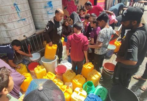 نازحون فلسطينيون يصطفون لملء حاوياتهم بالمياه في مدينة غزة، قطاع غزة في 22 أبريل 2024. تصوير :خالد داود