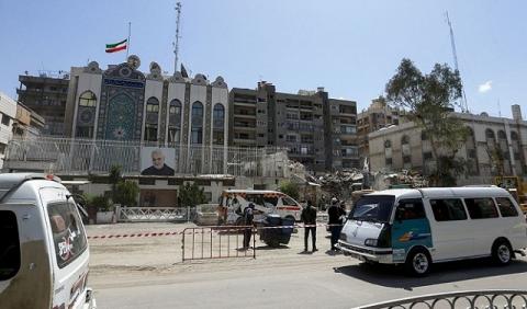 آثار الدمار من جراء الهجوم الإسرائيلي على قنصلية إيران في دمشق (Getty Images).jpg