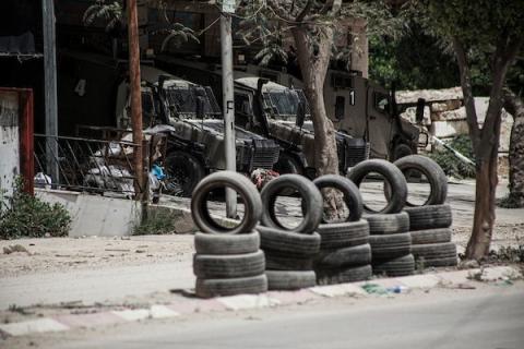 مركبات عسكرية إسرائيلية أثناء مداهمة لمخيم نور شمس في طولكرم بالضفة الغربية التي تحتلها إسرائيل، 19 أبريل 2024. تصوير: محمد ناصر