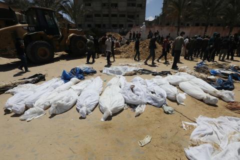 عمال الصحة الفلسطينيون ينتشلون الجثث التي دفنتها القوات الإسرائيلية في مجمع مستشفى ناصر في خان يونس جنوب قطاع غزة في 21 أبريل 2024. تصوير: عمر أشتوي