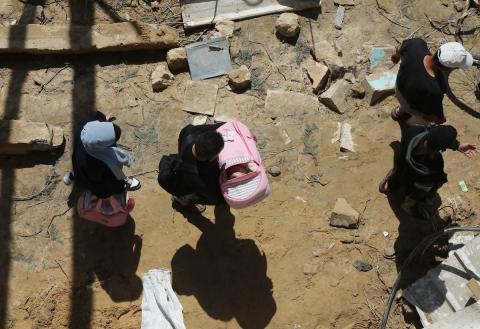 أشخاص يتفقدون الأضرار ويستخرجون العناصر من منازلهم في أعقاب الغارات الجوية الإسرائيلية في 04 أبريل 2024 في دير البلح بقطاع غزة. تصوير :عمر اشتيوي