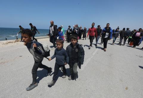 الفلسطينيون، الذين نزحوا بسبب الهجوم العسكري الإسرائيلي على جنوب غزة، يشقون طريقهم أثناء محاولتهم العودة إلى منازلهم في شمال غزة،  تصوير: عمر اشتاوي
