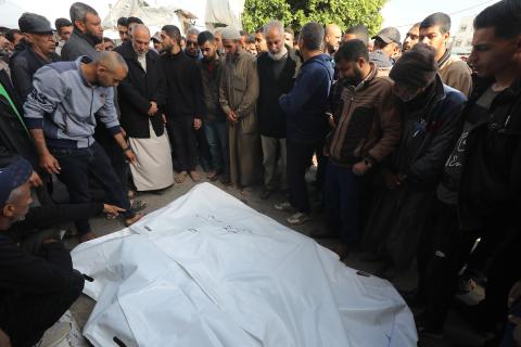 أقارب الفلسطينيين الذين قتلوا في الهجمات الإسرائيلية، يبكون أثناء استلامهم الجثث من مشرحة مستشفى الأقصى لدفنها في دير البلح، غزة في 09 أبريل 2024. تصوير: نعمان عمر