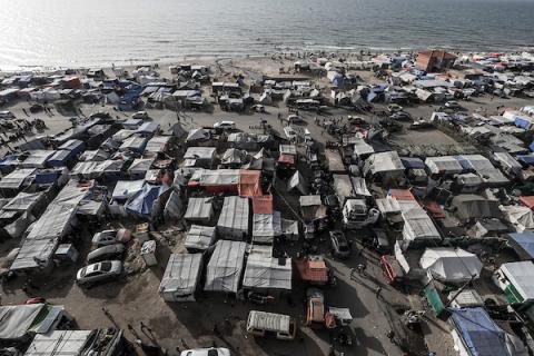 مخيم للنازحين الفلسطينيين الذين فروا من رفح وشمال قطاع غزة، غرب دير البلح، جنوب قطاع غزة، 23 أبريل 2024. تصوير: عمر اشتاوي