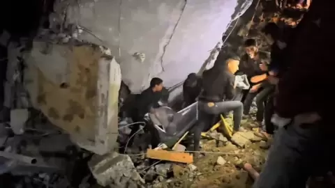 استشهاد 14 طفلا وسيدة بقصف إسرائيلي ليلة العيد وسط غزة