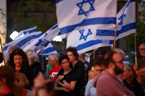 المدن الإسرائيلية تشهد منذ فترة احتجاجات ضد نتنياهو وتطالب بإبرام صفقة تبادل (رويترز).webp