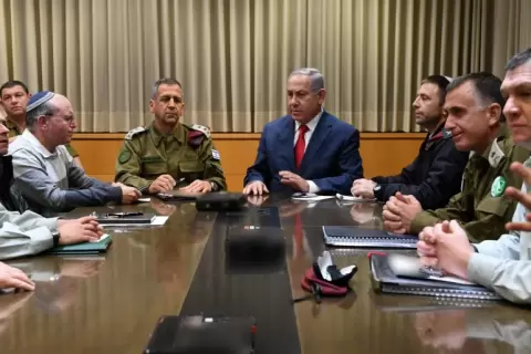 قادة الجيش الإسرائيلي تعهدوا بالتحقيق في حيثيات كشف هوية رئيس الوحدة 8200 (رويترز).webp