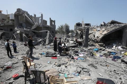 فلسطينيون يتفقدون المباني المدمرة بعد الهجوم الإسرائيلي على مخيم المغازي للاجئين مع استمرار الهجمات الإسرائيلية في مدينة غزة، غزة في 15 أبريل 2024. تصوير : نعمان عمر