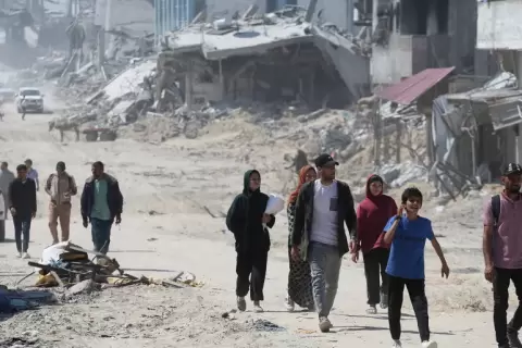 القناة الإسرائيلية نقلت عن مصدرين أن المصريين غير متحمسين لفكرة تفتيش النازحين العائدين إلى شمال قطاع غزة (الجزيرة).webp