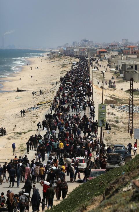 الفلسطينيون أثناء محاولتهم العودة إلى منازلهم في شمال غزة، تصوير: عمر اشتاوي/ ابايماج
