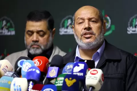 القيادي خليل الحية (يمين) يقود وفد حماس لمحادثات وقف إطلاق النار (رويترز).webp