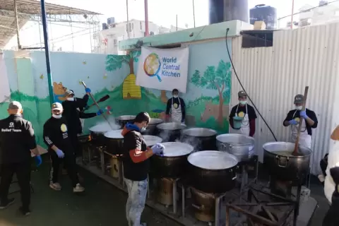 أعضاء من منظمة ورلد سنترال كيتشن الخيرية يعدون الطعام للفلسطينيين في غزة، يوم 21 مارس آذار 2024 في صورة حصلت عليها رويترز من موقع التواصل الاجتماعي إكس..webp