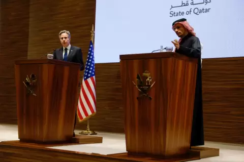 قضية غولدبيرغ أثيرت خلال مكالمات هاتفية بين رئيس الوزراء وزير الخارجية القطري ووزير الخارجية الأميركي (رويترز-أرشيف).webp