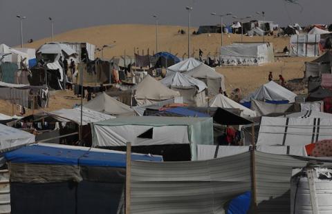 مخيم للفلسطينيين النازحين داخلياً بالقرب من الحدود مع مصر، في رفح، جنوب قطاع غزة، 09 مايو 2024