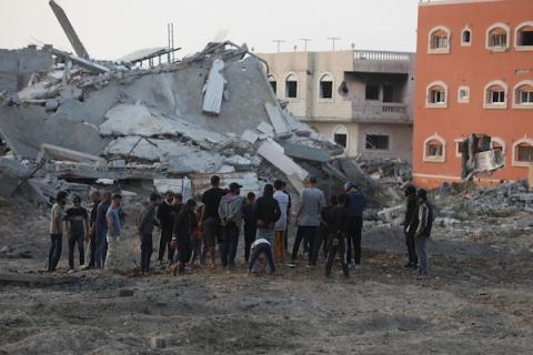 سكان فلسطينيون يعيشون في المنطقة يتفقدون المنطقة المدمرة بين الأنقاض بعد هجوم إسرائيلي على أرض خالية في الزوايدة وسط مدينة غزة، 01 مايو 2024. تصوير نعمان عمر