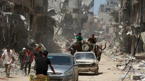 نازحون يعودون إلى خانيونس وسط الدمار بفعل القصف، 9 مايو 2024 (فرانس برس).jpeg