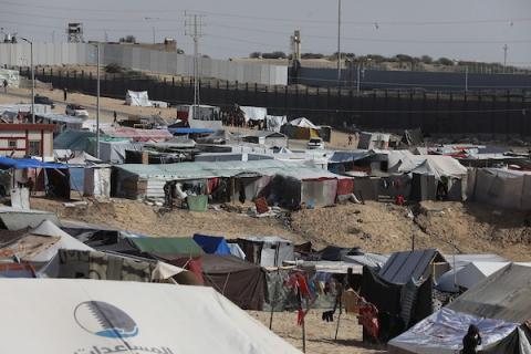 مخيم للفلسطينيين النازحين داخلياً بالقرب من الحدود مع مصر، في رفح، جنوب قطاع غزة، 09 مايو 202 (صدر في 10 مايو 2024). وقد دعا جيش الدفاع الإسرائيلي في 6 مايو/أيار سكان شرق رفح